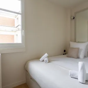 https://the-carla-suite-eiffel-tower-view.fr-paris.fr